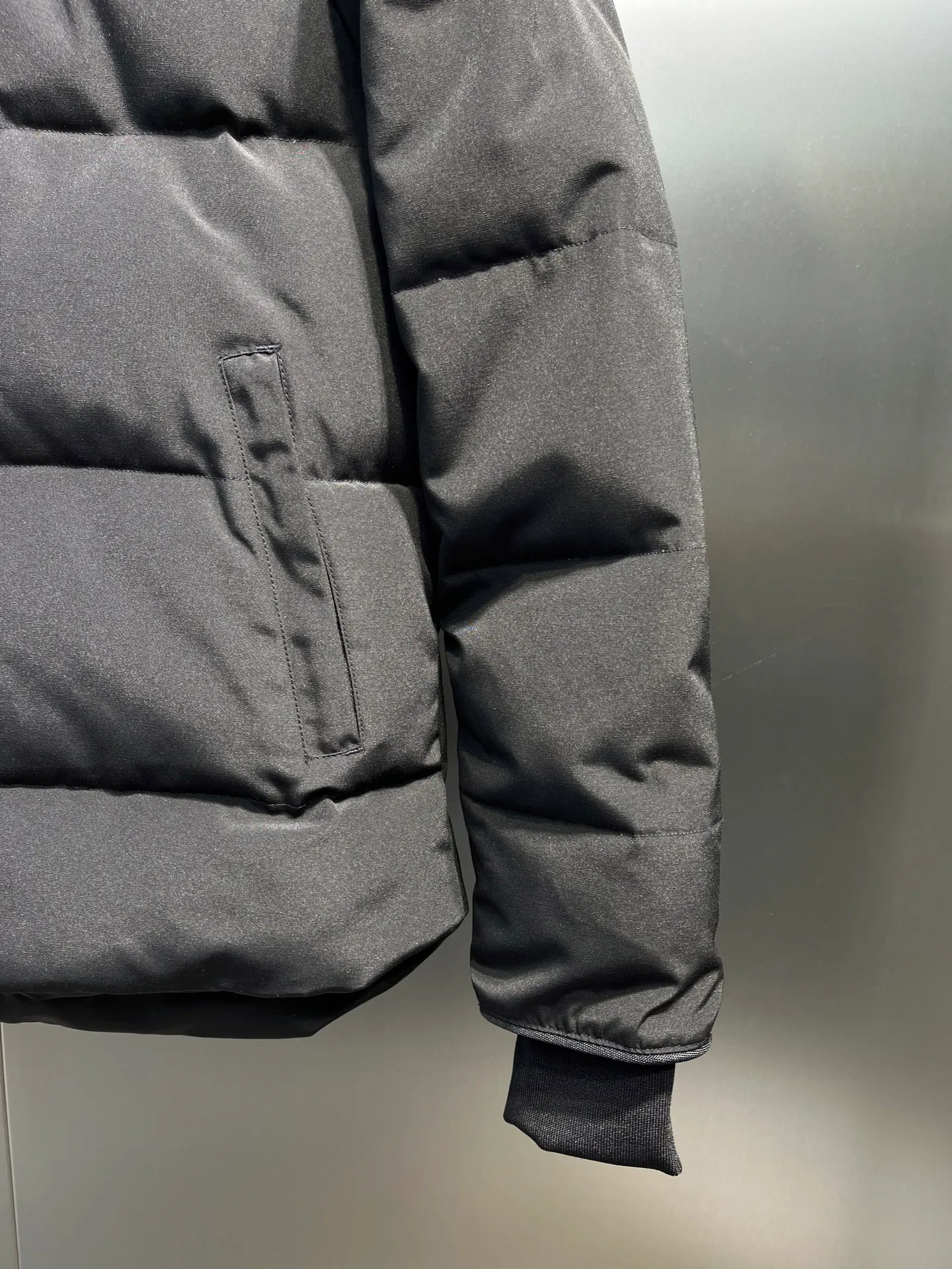 P700 Goose 🌟17 models (black) chest patch, same style for men and women, cold-resistant down jacket! The fur collar is detachable. The natural Siberian coyote fur collar has a delicate yet strong feel, which comes from the sense of life that comes from the erosion of wind and frost in nature. The market usually uses raccoon fur or fake fur instead, which is not even the slightest bit better! The collar part has cold-proof flannel, which is close to the head and neck, comfortable and warm! The fabric is made of high-density nano-level waterproof fabric, which is windproof and wear-resistant and has a certain thickness! The zipper is the official YKK brand! The waist has an elastic waistline design that can be adjusted according to yourself! There is also an anti-wind Velcro inside! Seamless threaded cuffs to avoid stiffening! In order to prevent cold wind from pouring in, a double closure design is adopted. On the premise of the traditional zipper fly, six Velcro fasteners are used for secondary closure, which brings better warmth retention effect. It retains the classic hooded design and uses super large luxurious wolf fur to protect against wind and cold. No matter how low the temperature is this winter, one piece is enough. I’ll give you the wind and temperature. Size: s-xxl